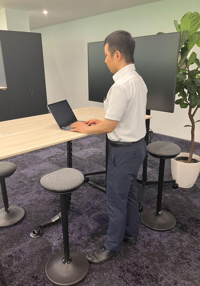 立ち作業と座り作業の両方に対応した高めのテーブル席